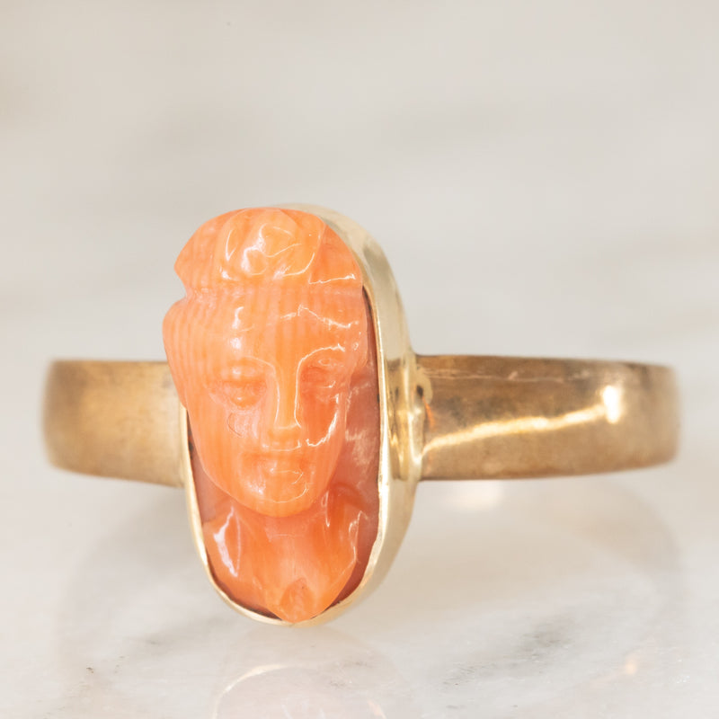 Anello vintage in oro giallo 8K con cammeo su corallo arancione rappresentante viso di donna, anni ‘40/‘50