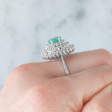 Vintage-Gänseblümchenring aus 14-karätigem Weißgold mit Smaragd (ca. 0.50 ct) und Diamanten (ca. 0.44 ctw), 80er/90er Jahre