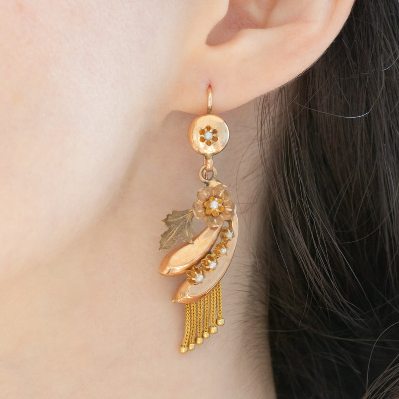 Orecchini borbonici in oro giallo 14K con decorazioni floreali e con perline bianche, seconda metà dell’800