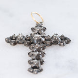 Pendente antico a forma di croce in argento e oro giallo 14K con diamanti di taglio rosetta, inizio ‘800
