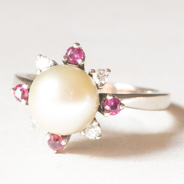 Anello a margherita vintage in oro bianco 14K con perla, rubini sintetici (0.20ctw ca.) e diamanti di taglio brillante (0.14ctw ca.), anni ‘70