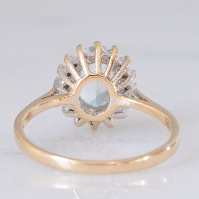 Anello a margherita vintage in oro giallo e bianco 9K con topazio azzurro (1.60ct ca.) e diamanti (0.16ctw ca.), anni ‘80