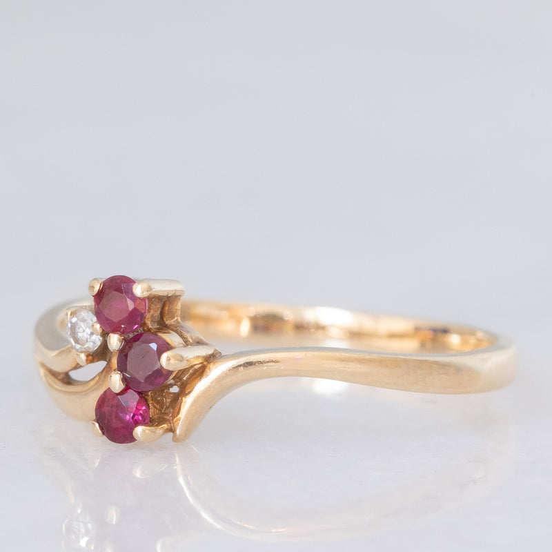 Anello vintage in oro giallo 9K con rubini (0.12ctw ca.) e diamante (0.02ct ca.), anno 1981