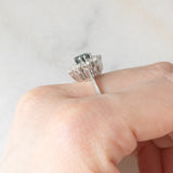 Anello a margherita vintage in oro bianco 14K con zaffiro (0.75ct ca.) e diamanti di taglio brillante (0.64ctw ca.), anni ‘60/‘70
