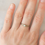 Solitario vintage in oro giallo 8K con opale (0.18ct ca.), anni ‘40/‘50