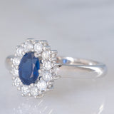Anello a margherita vintage in oro bianco 14K con zaffiro (1.15ct ca.) e diamanti di taglio brillante (0.48ctw ca.), anni ‘80