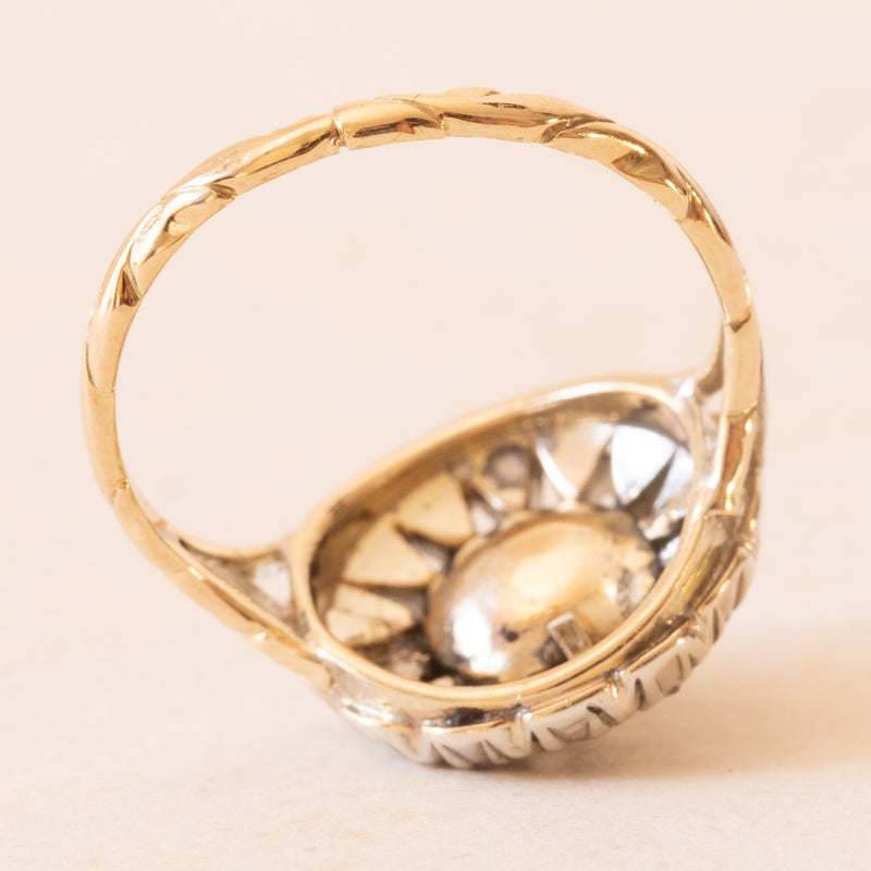 Anello a margherita antico in oro giallo 14K e argento con diamante centrale di taglio rosa coroné (0.60ct ca.) e diamanti laterali di taglio rosetta, fine’800/primi del ‘900