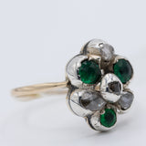 Anello a fiore antico in oro giallo 14K e argento con diamanti di taglio rosetta e paste di vetro verde, fine ‘800