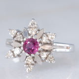 Anello a fiore vintage in oro bianco 14K con rubino (0.20ct ca.) e diamanti (0.20ctw ca.), anni ‘70