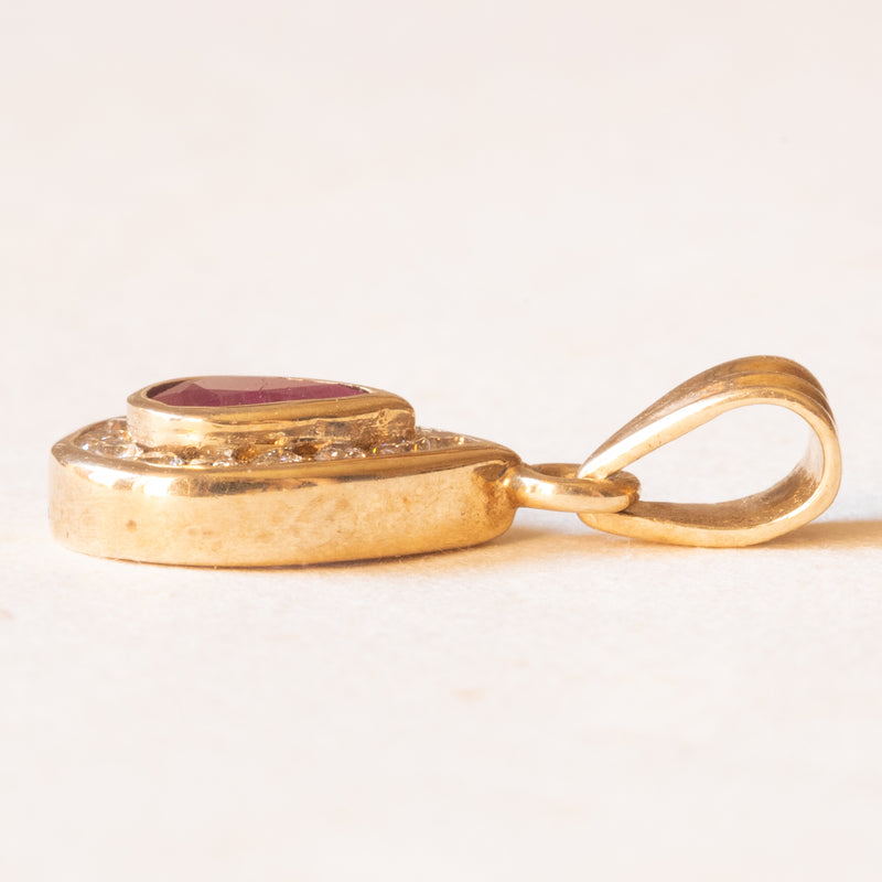 Ciondolo vintage in oro giallo 9K con rubino e diamanti di taglio brillante (0.14ctw ca.), anni ‘70/‘80