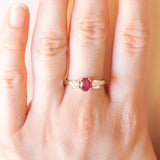 Vintage-Trilogie aus 18 Karat Weißgold mit Rubin (ca. 1 ct) und Diamanten im Brillantschliff (ca. 0.42 ctw)
