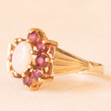 Vintage-Gänseblümchenring aus 9-karätigem Gelbgold mit Opal (ca. 0.30 ct) und synthetischen Rubinen (ca. 0.50 ctw), Jahr 1973–1974