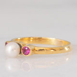 Trilogie vintage en or jaune 18 carats avec rubis (environ 0.14 ct) et perle blanche, années 60/70
