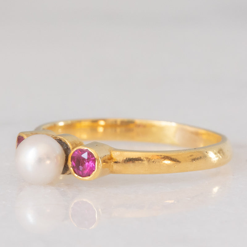 Trilogy vintage in oro giallo 18K con rubini (0.14ctw ca.) e perla bianca, anni ‘60/‘70