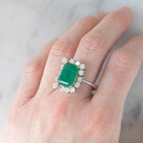 Anello a margherita vintage in oro bianco 14K con smeraldo (5.50ct ca.) e diamanti di taglio brillante (1.65ctw ca.), anni ‘70