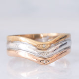 Anello “triplo” in tre ori (giallo, bianco e rosa) 8K con pietre bianche, anni ‘80