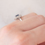 Anello a margherita vintage in platino con zaffiro (0.53ct) e diamanti (0.32ctw), anni ‘90