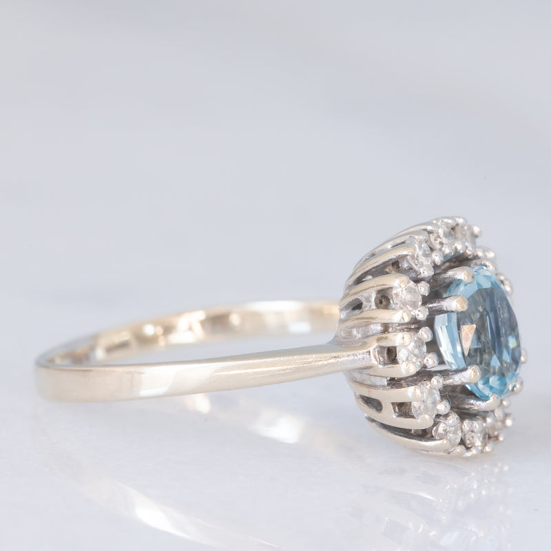 Anello a margherita vintage in oro bianco 14K con acquamarina (0.70ct ca.) e diamanti di taglio brillante (0.24ctw ca.), anni ‘70