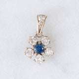 Ciondolo a margherita vintage in oro bianco 14K con zaffiro (0.20ct ca.) e diamanti di taglio brillante (0.50ctw ca.), anni ‘70/‘80