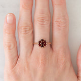 Bague fleur vintage en or jaune 9 carats avec grenats (environ 0.70 ct au total), 1977