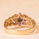 Vintage-Blumenring aus 9-karätigem Gelb- und Weißgold mit synthetischen Rubinen (ca. 0.40 ctw) und Diamant sowie mit seitlichen Verzierungen in Form von Blättern, 1989