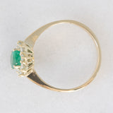 Anello a margherita vintage in oro giallo 18K e 14K con smeraldo (0.60ct ca.) e diamanti di taglio brillante (0.30ctw ca.), anni ‘70/‘80
