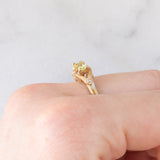 Anello vintage in oro giallo 9K con sfeni (0.44ctw ca.) e zirconi bianchi