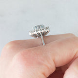 Anello a margherita in oro bianco 18K con acquamarina (1.10ct ca.) e diamanti di taglio brillante (1ctw ca.), anni ‘70