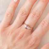Trilogy in oro giallo 9K con zircone rosa (1.36ct ca.) e zaffiri bianchi