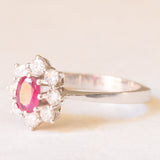 Anello a margherita vintage in oro bianco 14K con rubino (0.35ct ca.) e diamanti di taglio brillante (0.50ctw ca.), anni ‘80