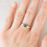 Trilogy antico in oro giallo 14K con tormalina verde di taglio carré (0.35ct ca.) e diamanti di taglio vecchia Europa (0.30ctw ca.), anni ‘20/‘30