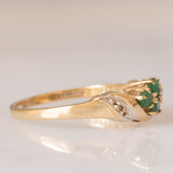 Anello vintage in oro giallo 9K con smeraldi (0.16ctw ca.) e diamanti, anni ‘70/‘80