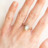 Anello a margherita vintage in oro giallo e bianco 9K con opale (0.40ct ca.) e diamanti (0.05ctw ca.), anno 1989
