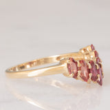 Anello moderno a “V” in oro giallo 8K con rubini (1ctw ca.), anni ‘80/‘90