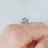 Anello a margherita vintage in oro bianco 14K con smeraldo (0.40ct ca.) e diamanti di taglio brillante (0.20ctw ca.), anni ‘80