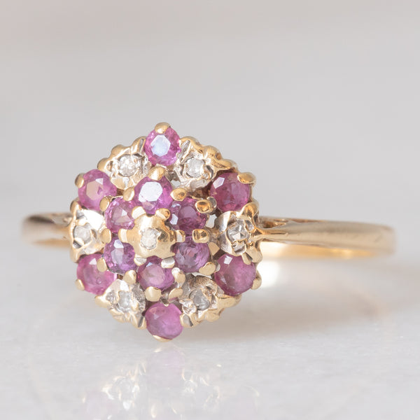 Anello a fiore vintage in oro giallo 9K con rubini (0.40ctw ca.) e diamanti, anni ‘70