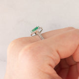 Anello a margherita moderno in oro bianco 9K con smeraldo (1ctw ca.) e diamanti (0.36ctw ca.)