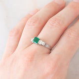 Anello vintage in stile Art Déco in platino con smeraldo (0.80ct) e diamanti (0.49ctw), anni ‘90