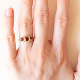 Vintage-Ring aus 9-karätigem Gelbgold mit Granat und Diamant (ca. 0.02 ctw), 60er Jahre