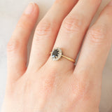 Anello a margherita vintage in oro giallo 9K con zaffiro (0.75ct ca.) e diamanti (0.10ctw ca.), anno 1981