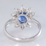 Anello a margherita in platino con zaffiro (1.66ct ca.) e diamanti di taglio brillante (0.88ctw ca.), anni ‘90