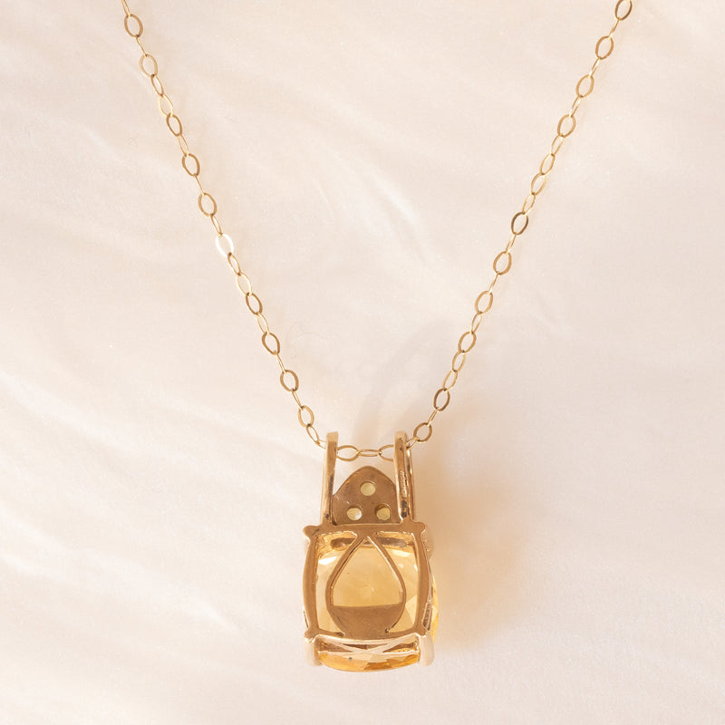 Collana vintage con catenina in oro giallo 9K e con ciondolo in oro giallo 9K con quarzo citrino e peridoti