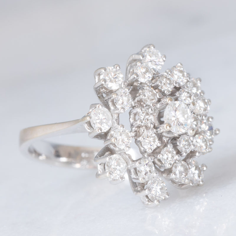 Anello a fiocco di neve vintage in oro bianco 18K con diamanti di taglio brillante (1.33ctw ca.), anni ‘70