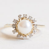 Vintage-Gänseblümchenring aus 14-karätigem Gelb- und Weißgold mit weißer Perle und Diamanten im Brillantschliff (ca. 0.18 ctw), 70er Jahre