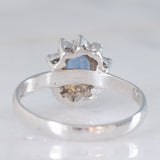 Anello a margherita vintage in oro bianco 18K con zaffiro (0.50ct ca.) e diamanti di taglio brillante (0.25ctw ca.), anni ‘80