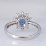 Anello a margherita vintage in platino con zaffiro (0.53ct) e diamanti (0.32ctw), anni ‘90