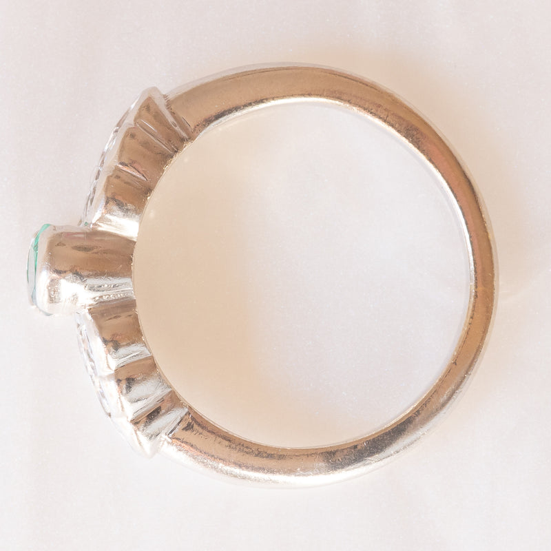 Anello vintage in oro bianco 18K con smeraldo (0.50ct ca.) e diamanti di taglio brillante (0.50ctw ca.)