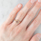 Bague ancienne en or jaune 18 carats en forme de marguerite, ornée de pâte de verre rose et de diamants taille rose, début des années 900