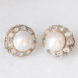 Orecchini a margherita in oro bianco 18K con perle bianche e diamanti di taglio rosetta (0.80ctw ca.), anni ‘40