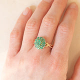 Anello a fiore vintage in oro giallo 14K con smeraldi (2ctw ca.) e diamanti (0.10ctw ca.), anni ‘70/‘80